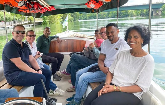 Group outing to the Island of the impressionists by boat