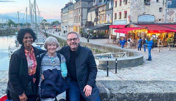 Hebret and Carl with a client in Honfleur